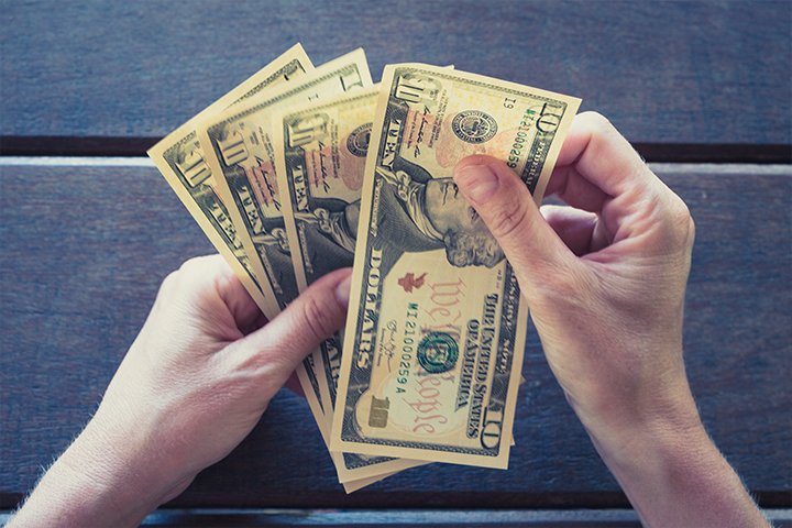 hands counting money